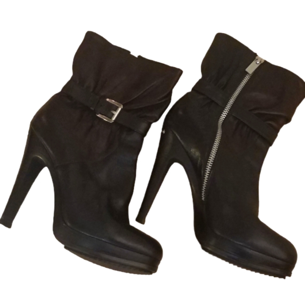 LIKE NEW Michael Khors leather cinched ankle zipper booties 7M
